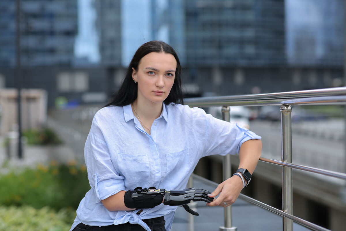 Футбол, “косметика” и новые привычки киби-героини