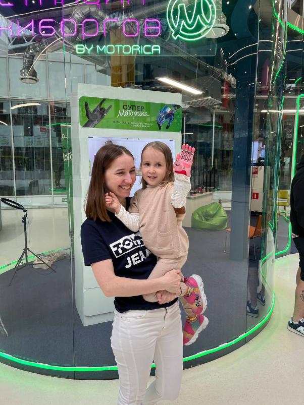 «Моторика» и фонд «Все Все Вместе» совместно с «Додо Пиццей» установили девочке кибер-руку