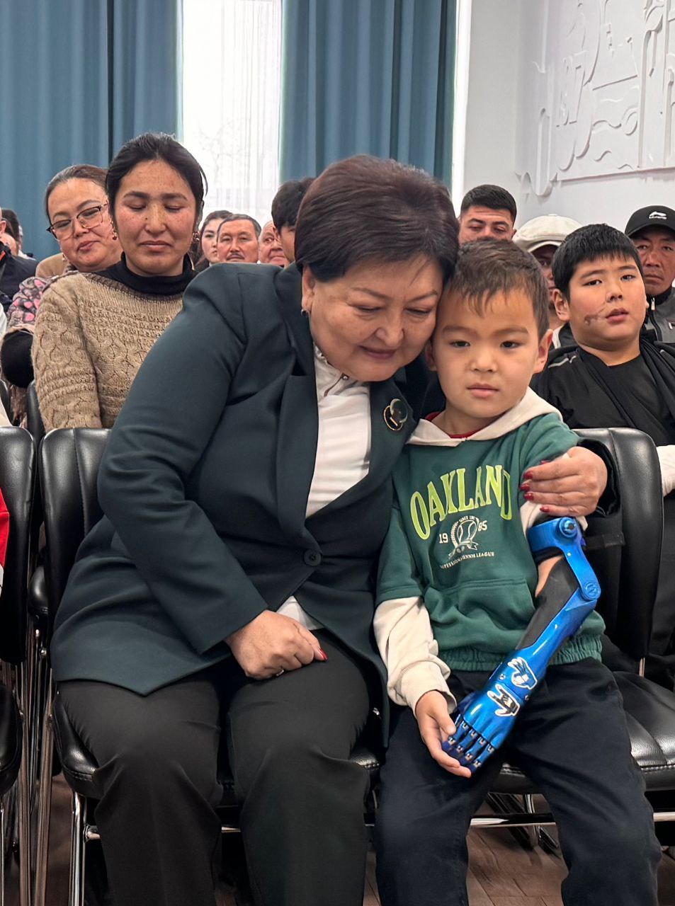 «Моторика», РУПОИ при поддержке Министра труда, социального обеспечения и миграции Республики Кыргызстан установила 13 киберпротезов рук детям на мероприятии в Бишкеке