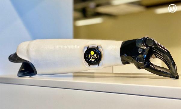 «Моторика» и «Samsung» интегрировали Galaxy Watch в бионический протез